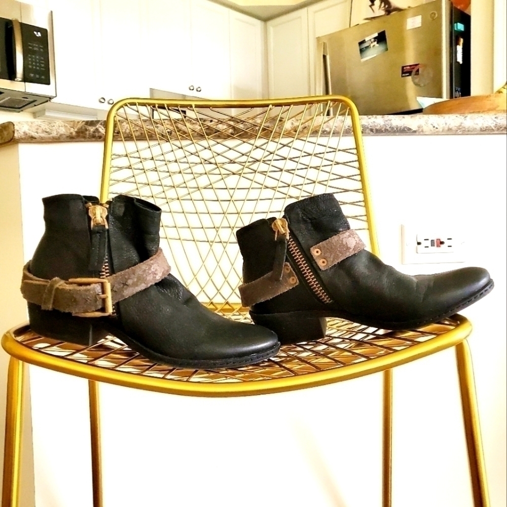 Dolce Vita | Leather Buckle Ankle Boot